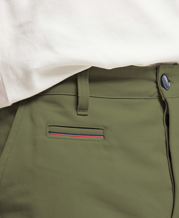 Chino Leon vert olive made in France - zoom poche devant