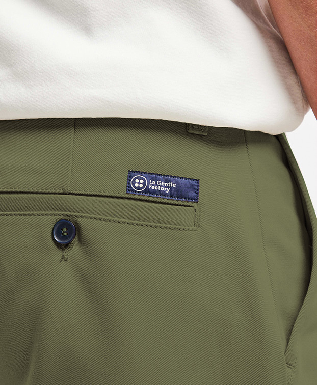 Chino Leon vert olive made in France - zoom poche dos