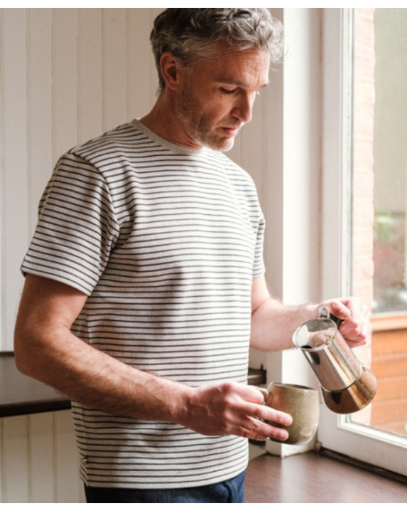 Tee-shirt Isao lourd piqué en gris rayé marine fabriqué en France - vue Lifestyle