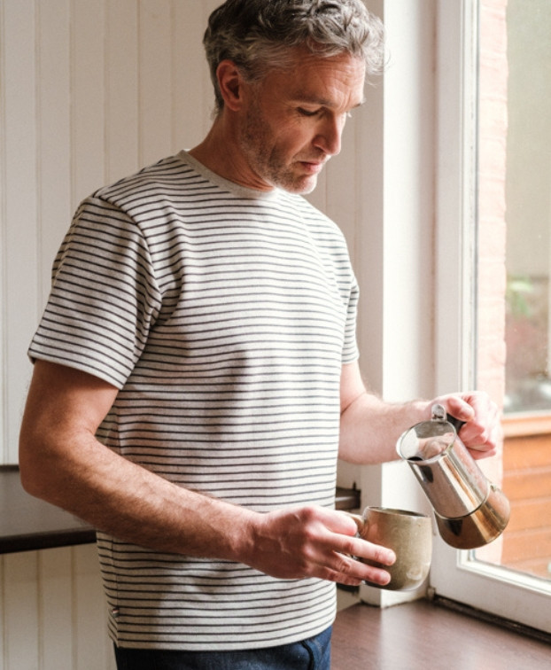 Tee-shirt Isao lourd piqué en gris rayé marine fabriqué en France - vue Lifestyle
