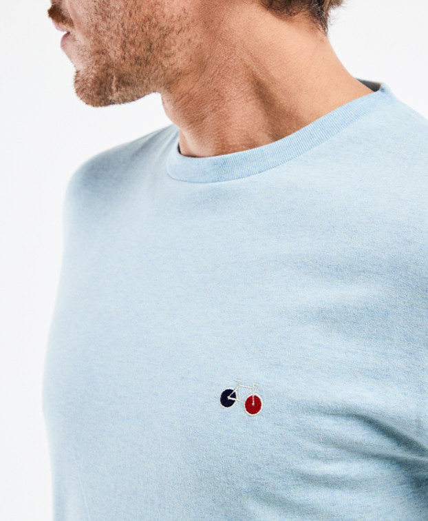 Tee-shirt Barthélémien brodé vélo bleu ciel made in France - zoom