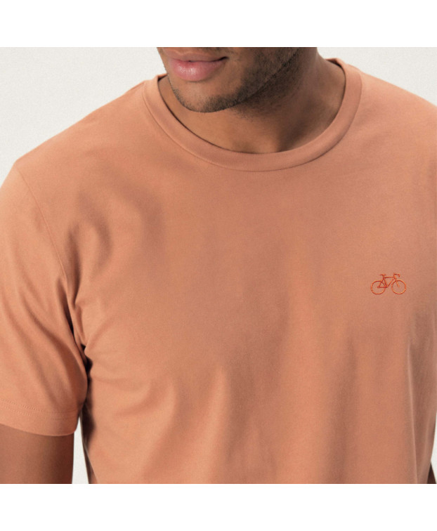 T-shirt Homme made in France en coton bio couleur pëche avec une broderie vélo - Barthélémien - La Gentle Factory - vue zoomé