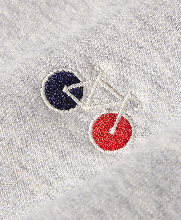 Sweat Basile brodé gris recyclé - La Gentle Factory - Zoom broderie Sweat Basile brodé gris recyclé - La Gentle Factory - Zoom broderie