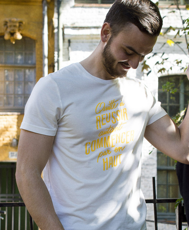 Tee-shirt Homme Hugues écru en coton bio vue au porté - La Gentle Factory Tee-shirt Homme Hugues écru en coton bio vue au porté - La Gentle Factory