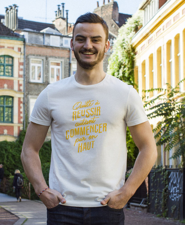Tee-shirt Homme Hugues écru en coton bio vue au porté - La Gentle Factory Tee-shirt Homme Hugues écru en coton bio vue au porté - La Gentle Factory