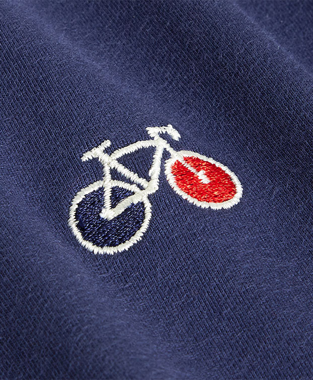 Sweat Homme Basile bleu marine en coton bio vue détail broderie - La Gentle Factory Sweat Homme Basile bleu marine en coton bio vue détail broderie - La Gentle Factory