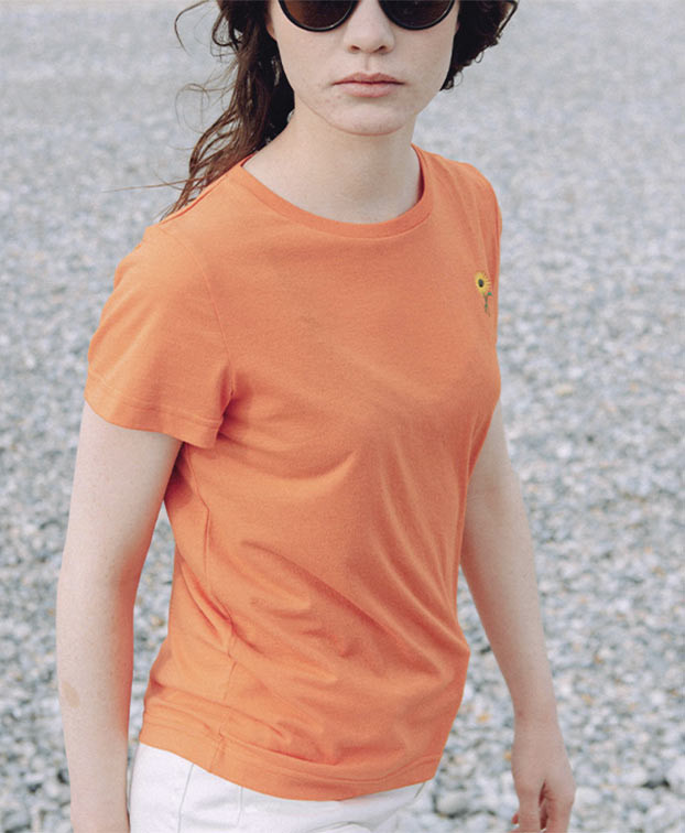 Tee-shirt Blanche "Tournesol" orange vif recyclé vue de profil - La Gentle Factory