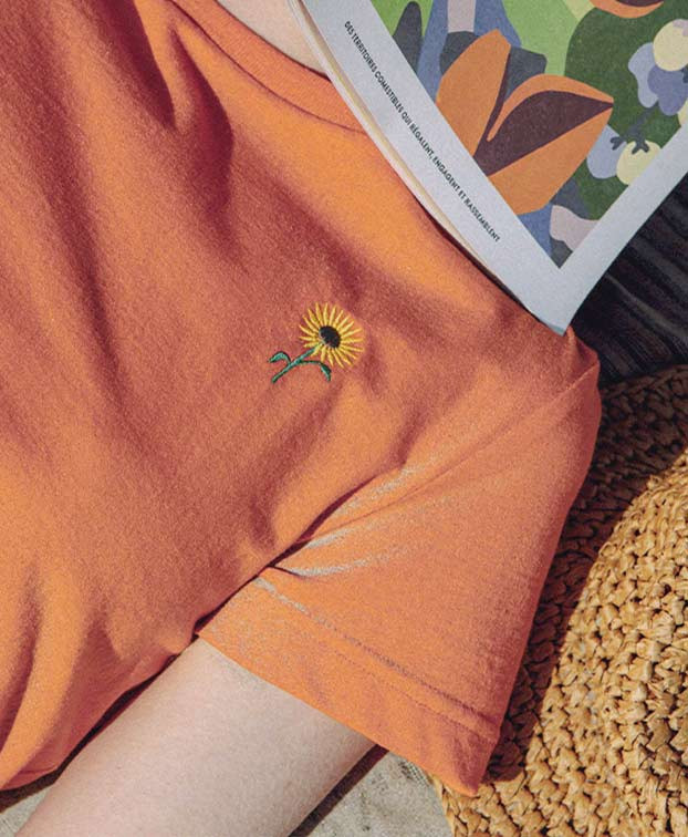 Tee-shirt Blanche "Tournesol" orange vif recyclé zoom détail - La Gentle Factory