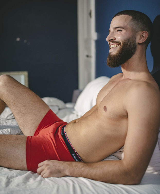 Boxer Barth rouge en coton bio - vue au porté - La Gentle Factory Boxer Barth rouge en coton bio - vue au porté - La Gentle Factory