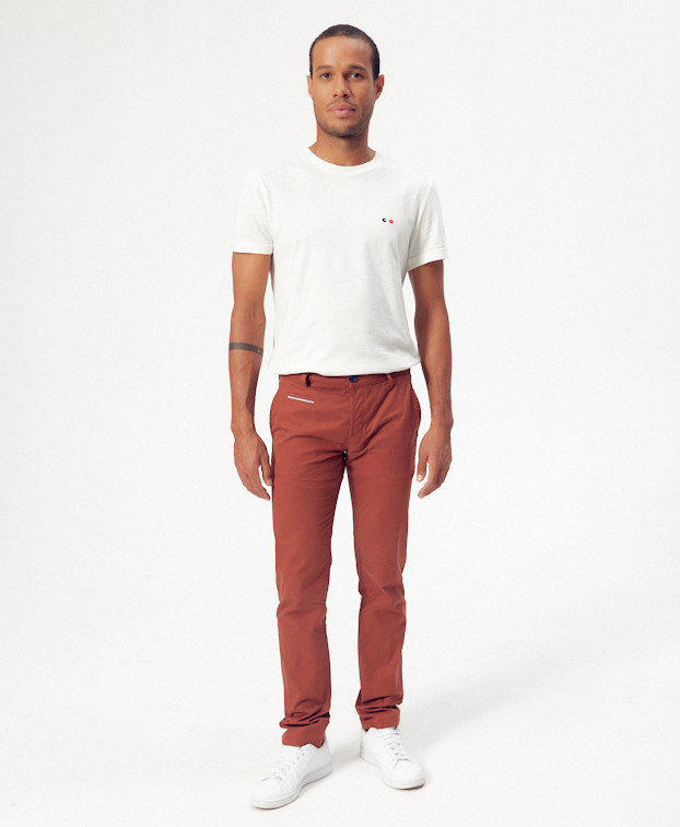 Chino Carlos rouille - Vue devannt silhouette complète Chino Carlos rouille - Vue devannt silhouette complète