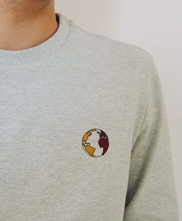 Sweat Sacha gris - zoom broderie Sweat Sacha gris - zoom broderie