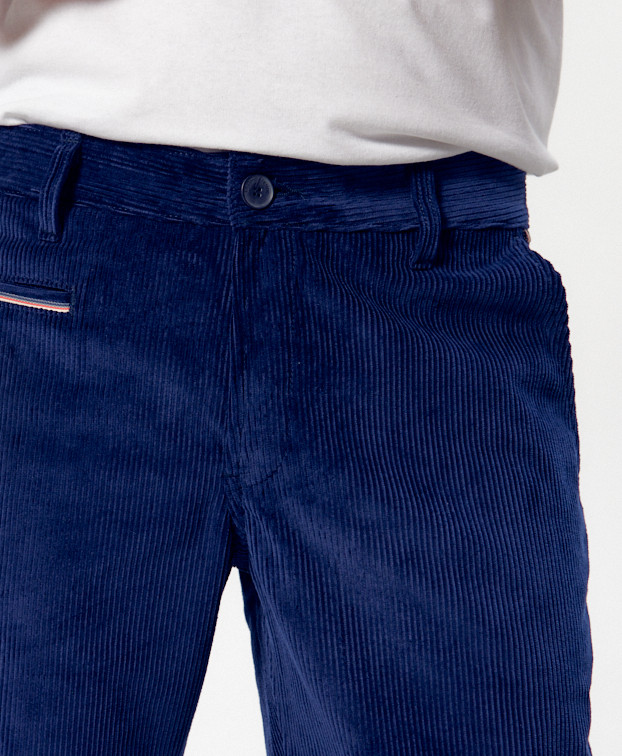 Chino Caleb bleu - vue zoom devant Chino Caleb bleu - vue zoom devant