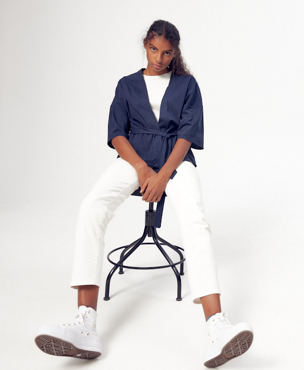 Veste kimono Kim bleu - vue assise Veste kimono Kim bleu - vue assise