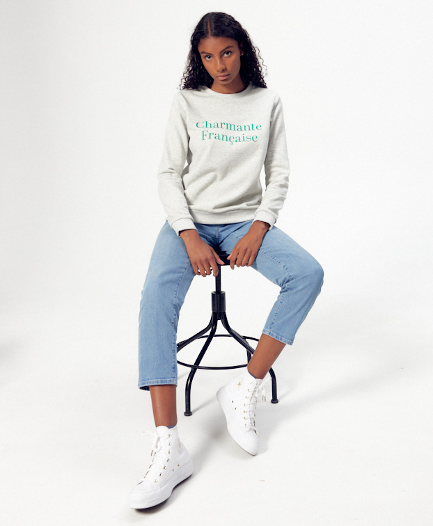 Sweat Stella "Charmante" gris - vue assise Sweat Stella "Charmante" gris - vue assise