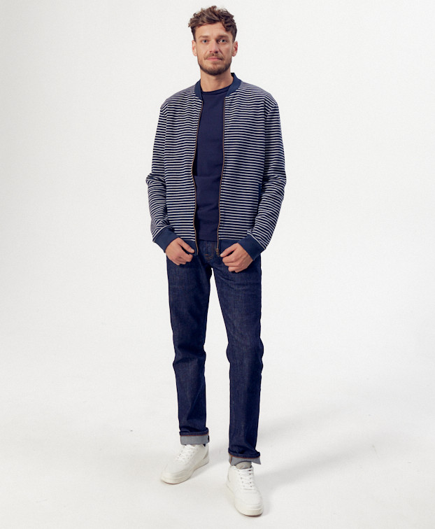 Sweat Pedro zippé bleu rayé - La Gentle Factory - Vue silhouette entière Sweat Pedro zippé bleu rayé - La Gentle Factory - Vue silhouette entière
