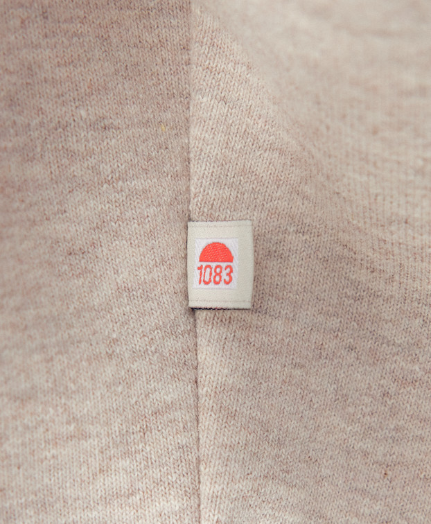 Sweat Bertie beige recyclé - La Gentle Factory - Zoom étiquette 1083 Sweat Bertie beige recyclé - La Gentle Factory - Zoom étiquette 1083