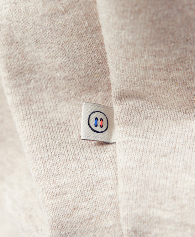 Sweat Bertie beige recyclé - La Gentle Factory - Zoom étiquette Sweat Bertie beige recyclé - La Gentle Factory - Zoom étiquette
