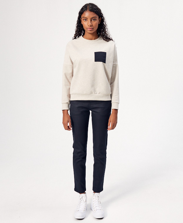 Sweat Bertie beige recyclé - La Gentle Factory - Vue devant silhouette complète Sweat Bertie beige recyclé - La Gentle Factory - Vue devant silhouette complète