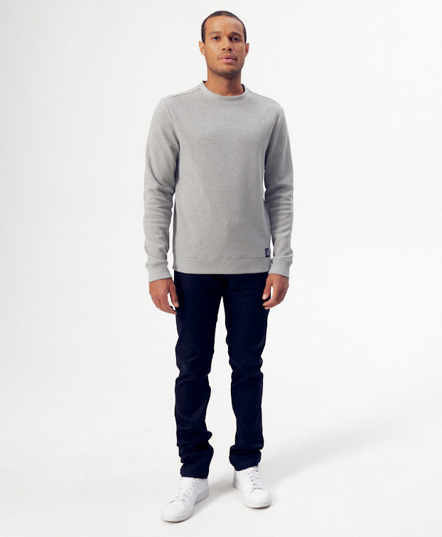 Sweat Bastien gris - La Gentle Factory - Vue silhouette entière devant Sweat Bastien gris - La Gentle Factory - Vue silhouette entière devant