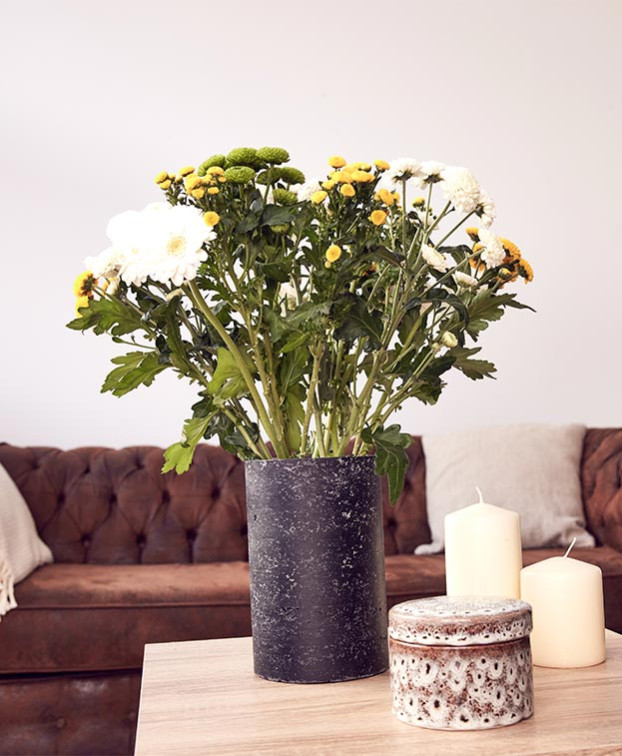 Vase Noé Médium recyclé noir - La Gentle Factory - Fleurs jaunes