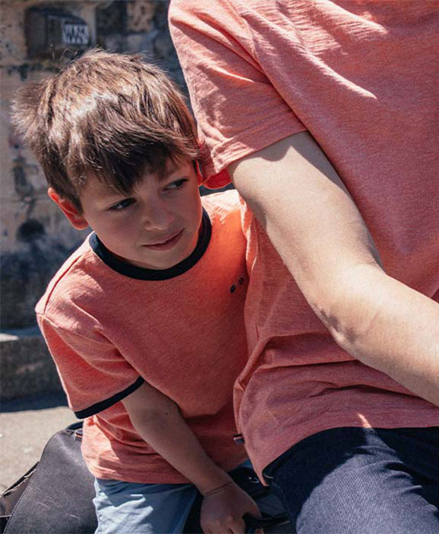 Tee-shirt Bertin brodé vélo corail - La Gentle Factory - Vue duo père fils Tee-shirt Bertin brodé vélo corail - La Gentle Factory - Vue duo père fils