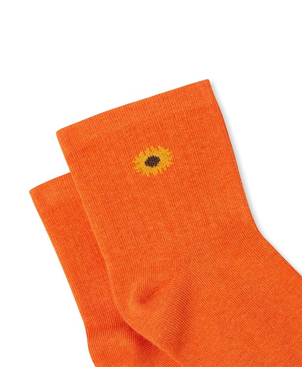 Chaussettes Clémentine orange vif en coton bio - La Gentle Factory - Zoom sur la broderie