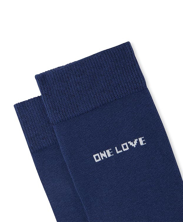 Chaussettes Cléo "One Love" bleu en coton bio - La Gentle Factory - Zoom broderie Chaussettes Cléo "One Love" bleu en coton bio - La Gentle Factory - Zoom broderie