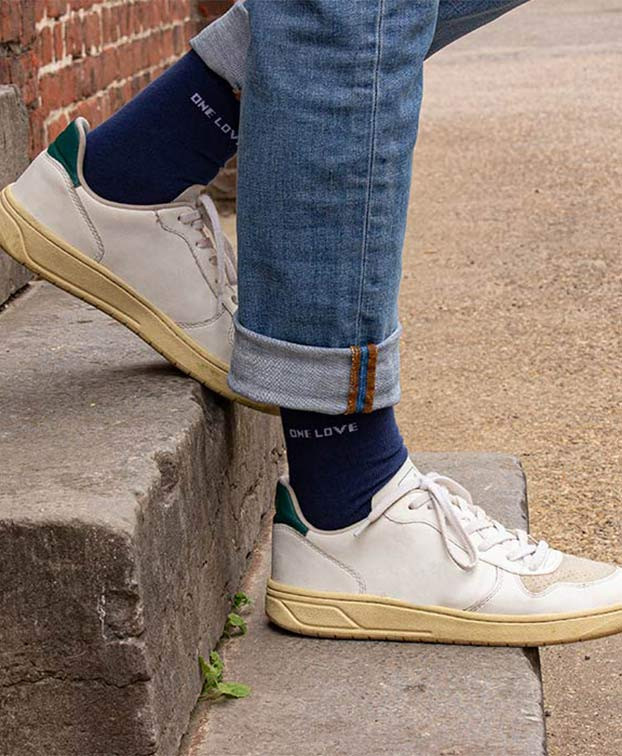 Chaussettes Cléo "One Love" bleu en coton bio - La Gentle Factory - Vue d'ambiance portée Chaussettes Cléo "One Love" bleu en coton bio - La Gentle Factory - Vue d'ambiance portée