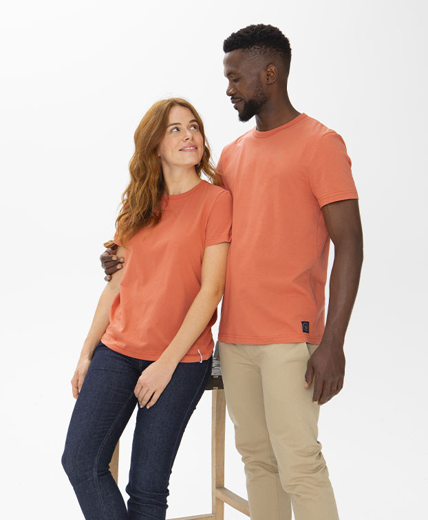 Tee-shirt Colberte orange foncé en coton bio - La Gentle Factory - Vue couple