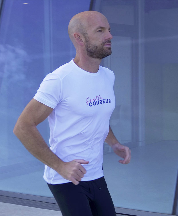Tee-shirt running Dan blanc recyclé - La Gentle Factory - Vue de Profil Tee-shirt running Dan blanc recyclé - La Gentle Factory - Vue de Profil
