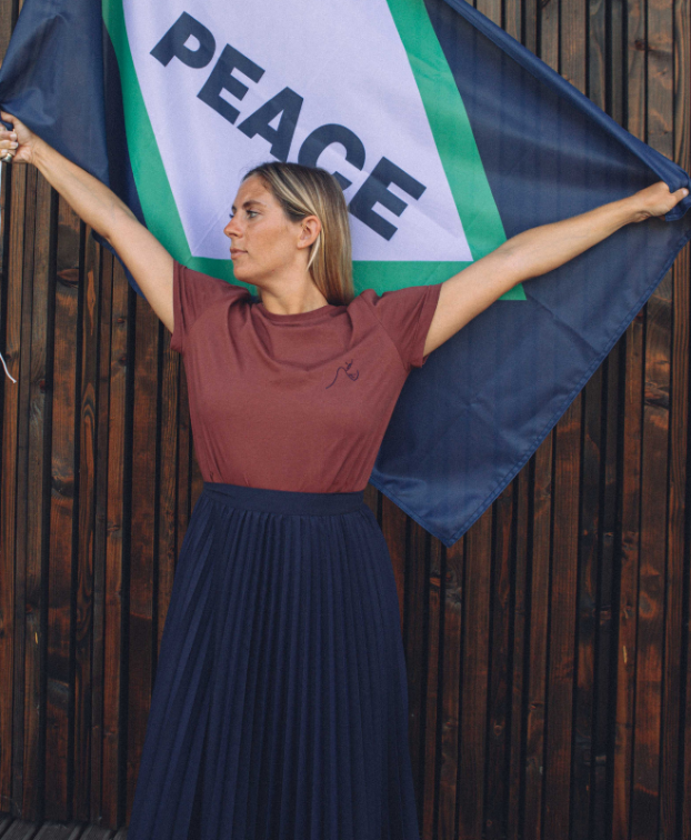 Tee-shirt Brune "Peace" bordeaux en coton bio - La Gentle Factory - Vue silhouette complète