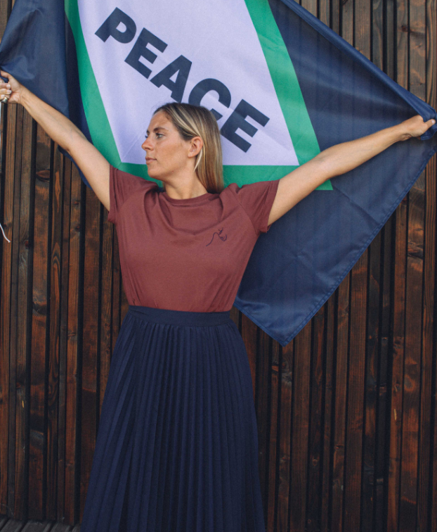 Tee-shirt Brune "Peace" bordeaux en coton bio - La Gentle Factory - Vue silhouette complète Tee-shirt Brune "Peace" bordeaux en coton bio - La Gentle Factory - Vue silhouette complète
