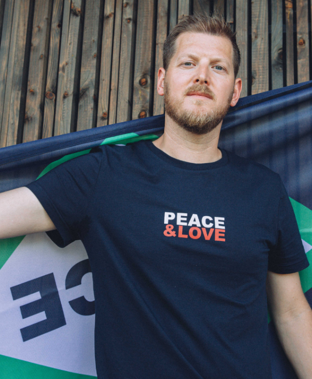 Tee-shirt Prosper "Peace" bleu en coton bio - La Gentle Factory - Vue principale Tee-shirt Prosper "Peace" bleu en coton bio - La Gentle Factory - Vue principale
