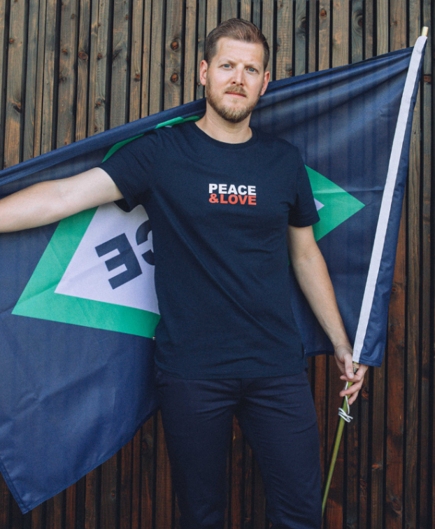 Tee-shirt Prosper "Peace" bleu en coton bio - La Gentle Factory - Silhouette complète Tee-shirt Prosper "Peace" bleu en coton bio - La Gentle Factory - Silhouette complète