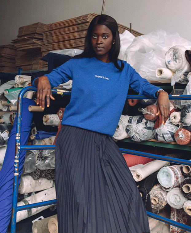 Sweat Stella "Se jeter" bleu en coton bio - La Gentle Factory - Silhouette complète Sweat Stella "Se jeter" bleu en coton bio - La Gentle Factory - Silhouette complète