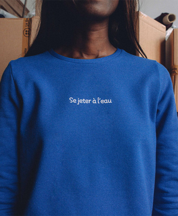 Sweat Stella "Se jeter" bleu en coton bio - La Gentle Factory - Zoom sérigraphie Sweat Stella "Se jeter" bleu en coton bio - La Gentle Factory - Zoom sérigraphie