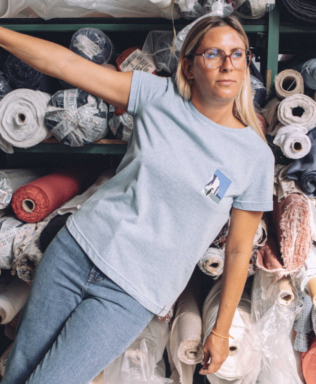 Tee-shirt Palmyre "Pingouins" bleu en coton bio - La Gentle Factory - Vue silhouette complète Tee-shirt Palmyre "Pingouins" bleu en coton bio - La Gentle Factory - Vue silhouette complète