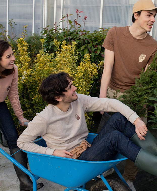 Sweat Basile "Plante" beige recyclé – La Gentle Factory – Vue assise Sweat Basile "Plante" beige recyclé – La Gentle Factory – Vue assise