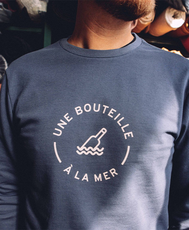 Sweat Sacha "Bouteille" bleu en coton bio - La Gentle Factory - Vue principale zoom sérigraphie Sweat Sacha "Bouteille" bleu en coton bio - La Gentle Factory - Vue principale zoom sérigraphie