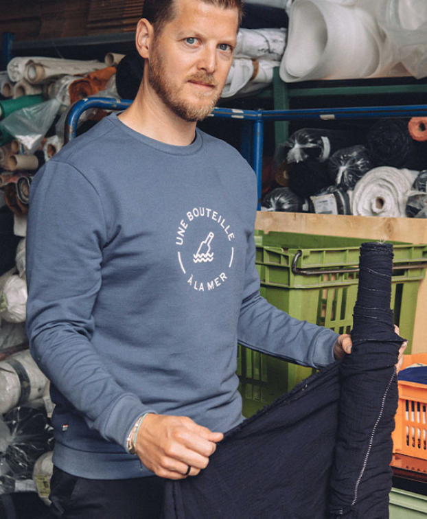 Sweat Sacha "Bouteille" bleu en coton bio - La Gentle Factory - Vue profil Sweat Sacha "Bouteille" bleu en coton bio - La Gentle Factory - Vue profil