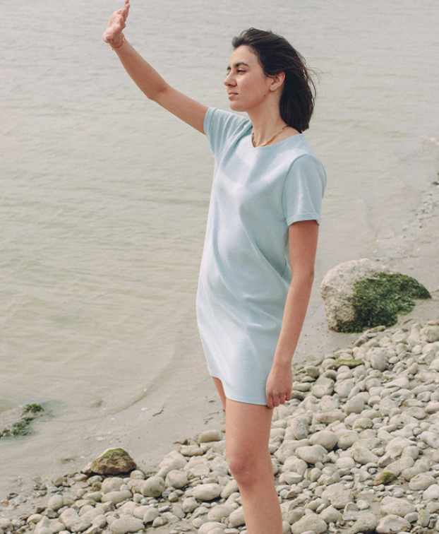 Robe Rita bleu recyclée - La Gentle Factory - Vue silhouette complète Robe Rita bleu recyclée - La Gentle Factory - Vue silhouette complète