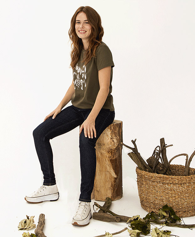 Tee-shirt Palmyre "Nature" kaki recyclé – La Gentle Factory – Vue de profil Tee-shirt Palmyre "Nature" kaki recyclé – La Gentle Factory – Vue de profil