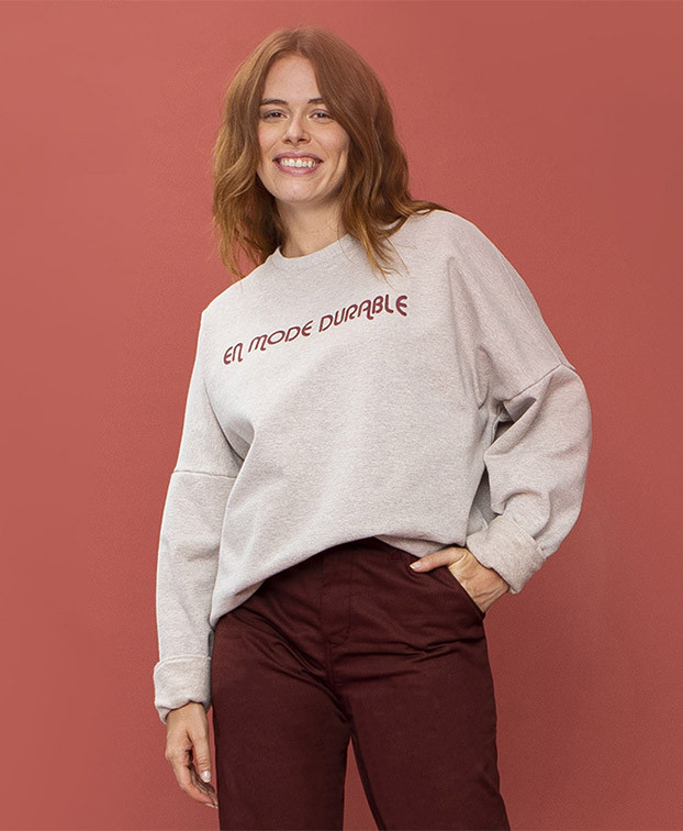 Sweat Georges "En mode" beige recyclé – La Gentle Factory – Zoom face Sweat Georges "En mode" beige recyclé – La Gentle Factory – Zoom face