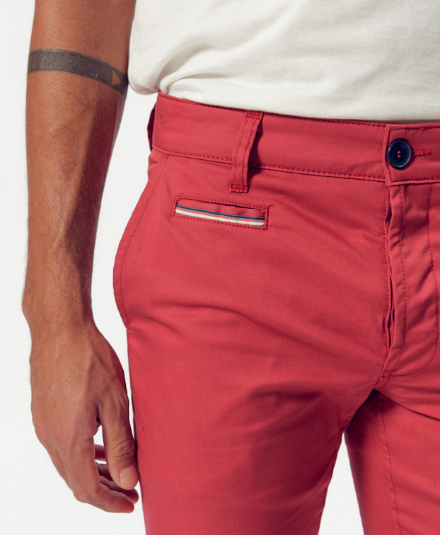 Chino Carlos léger rouge en coton bio - La Gentle Factory - Zoom poche