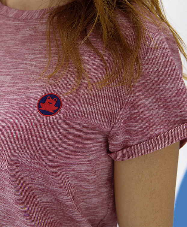 Tee-shirt Bérangère "Grenouille" bordeaux recyclé – La Gentle Factory – Zoom broderie Tee-shirt Bérangère "Grenouille" bordeaux recyclé – La Gentle Factory – Zoom broderie