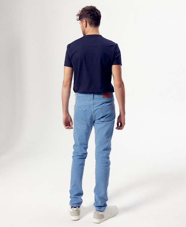 Jean Jacky bleu jean en coton bio – La Gentle Factory – Vue de dos Jean Jacky bleu jean en coton bio – La Gentle Factory – Vue de dos