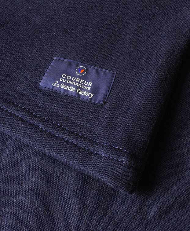 Sweat Claire "Cours." bleu en coton bio – La Gentle Factory – Zoom étiquette Sweat Claire "Cours." bleu en coton bio – La Gentle Factory – Zoom étiquette