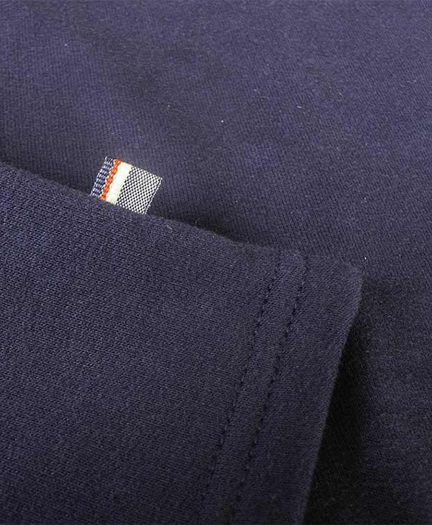 Sweat Claire "Cours." bleu en coton bio – La Gentle Factory – Zoom détail Sweat Claire "Cours." bleu en coton bio – La Gentle Factory – Zoom détail