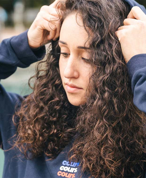 Sweat Claire "Cours." bleu en coton bio – La Gentle Factory – Zoom capuche Sweat Claire "Cours." bleu en coton bio – La Gentle Factory – Zoom capuche