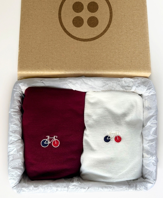Coffret 2 Tee-shirts Barthélémien brodés vélo écru et bordeaux en coton bio  - La Gentle Factory